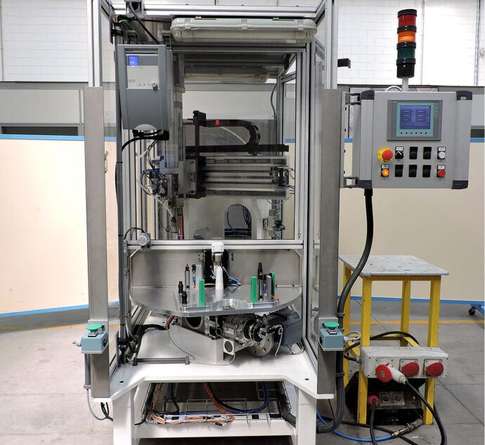 Máquina de montaje y atornillado bulones en carter